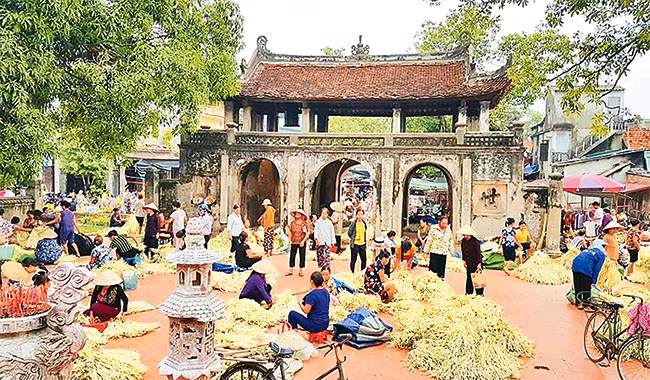 Phiên chợ nón làng Chuông, xã Phương Trung, Thanh Oai, TP Hà Nội. Ảnh: HƯƠNG MAI
