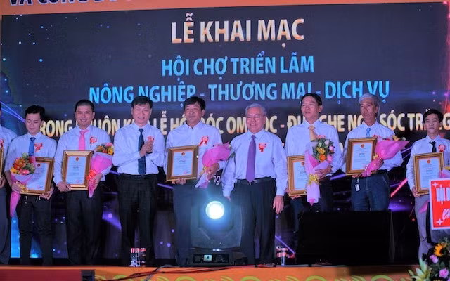 Bí thư Tỉnh ủy Sóc Trăng Phan Văn Sáu và đại diện Ban Điều phối OCOP quốc gia trao Chứng nhận đạt chuẩn OCOP bốn sao cho các doanh nghiệp.
