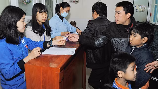 Bàn tiếp đón, hướng dẫn khám, chữa bệnh tại Bệnh viện Nhi Trung ương. Ảnh: HẢI NGUYỄN