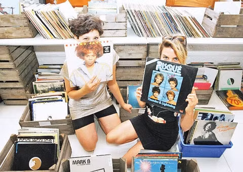 Giới trẻ là động lực lớn nhất giúp thúc đẩy doanh số đĩa nhựa.