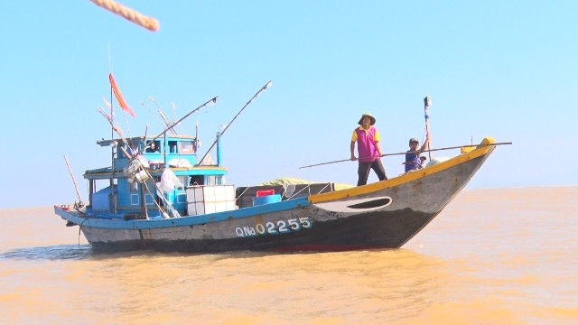 Tàu mắc cạn tìm đường vào cửa biển Cửa Đại.
