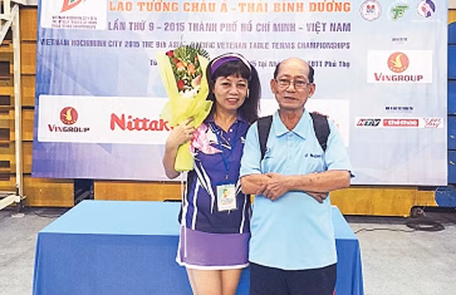 Cụ Nguyễn Hữu Trác và con gái Nguyễn Thị Phương Thảo tại Giải bóng bàn lão tướng châu Á - Thái Bình Dương năm 2015.