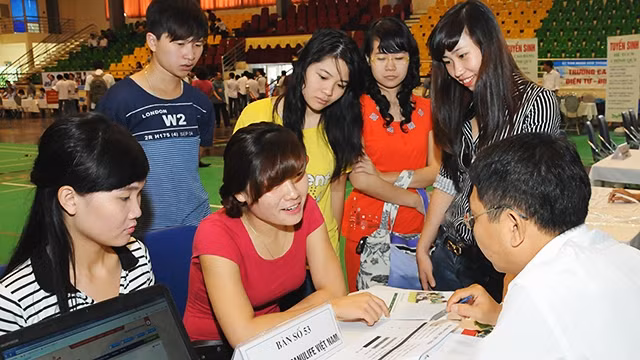 Một phiên giao dịch việc làm tại Nhà Văn hóa quận Cầu Giấy, Hà Nội. Ảnh: SONG ANH