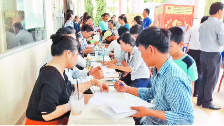 Huyện Nhà Bè thường xuyên tổ chức sàn giao dịch, giới thiệu việc làm cho thanh niên, người lao động.