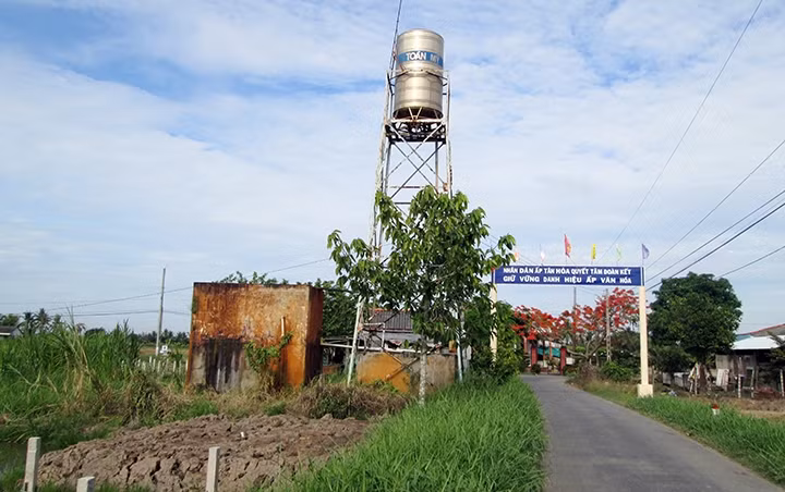 Nước sinh hoạt đạt quy chuẩn đang là nhu cầu cấp thiết đối với cư dân vùng nông thôn tỉnh Long An. Trong ảnh: Trạm cấp nước xã Ðức Tân, huyện Tân Trụ đang xuống cấp trầm trọng.