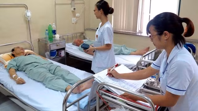 Bác sĩ chăm sóc bệnh nhân tại Bệnh viện Hữu Nghị Việt - Xô. (Ảnh: ĐÌNH NA)