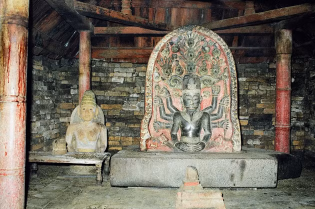 Tượng vua và hoàng hậu trong Tháp.