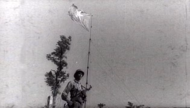 Chiến sĩ bảo vệ cờ.