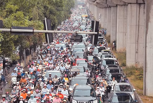 Cảnh ùn tắc thường xuyên xảy ra khi các phương tiện giao thông đi qua nút giao Nguyễn Trãi - Khuất Duy Tiến. Ảnh: ANH TUẤN