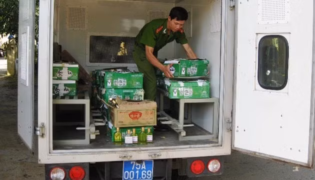 Lực lượng Công an thu giữ số dầu tràm giả tại cơ sở kinh doanh của bà Hoa.