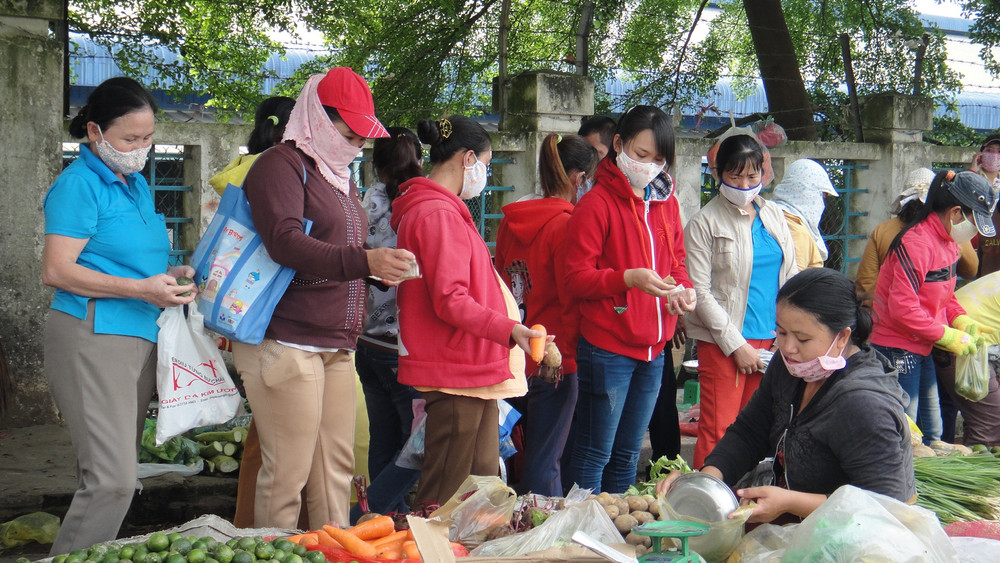 Sau giờ tan ca, nhiều công nhân Công ty Changshin, huyện Vĩnh Cửu (Đồng Nai) vội vã mua thức ăn bán bên lề đường về lo bữa ăn tối.