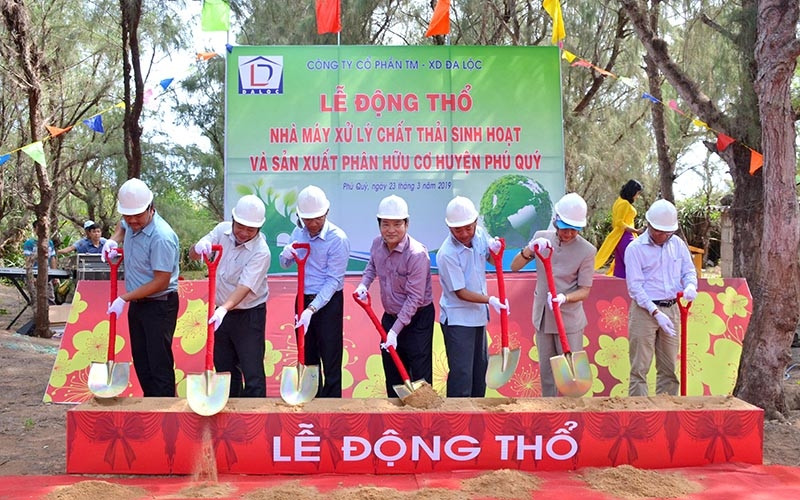 Lãnh đạo UBND tỉnh Bình Thuận, huyện Phú Quý và chủ đầu tư động thổ xây dựng Nhà máy xử lý chất thải sinh hoạt và sản xuất phân hữu cơ huyện Phú Quý.