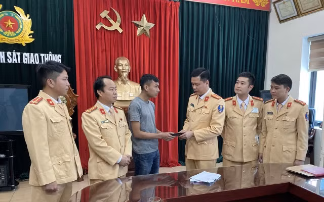Cảnh sát giao thông trả lại tài sản cho người đánh rơi