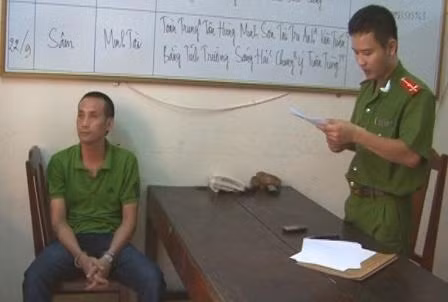Nguyễn Anh Tuấn nghe đọc lệnh tạm giam của cơ quan chức năng