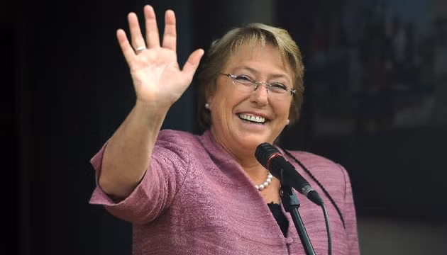 Bà Michelle Bachelet phát biểu trước những người ủng hộ sau chiến thắng vòng một (Ảnh: Xinhua) 