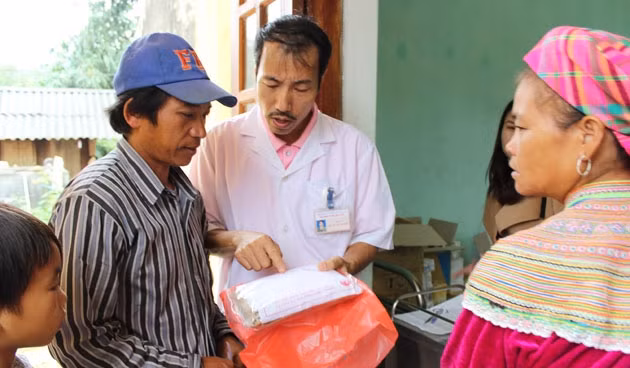 Lương y Phạm Văn Thanh hướng dẫn người dân sử dụng thuốc Đông y.