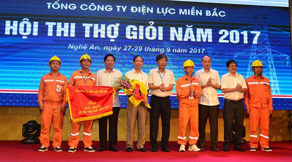 Trao giải nhất toàn đoàn cho Công ty Điện lực Nghệ An.