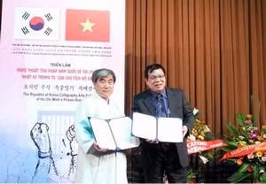 Chủ tịch Hội thư pháp Hàn Quốc trao tặng thư pháp cho bảo tàng Hồ Chí Minh.
