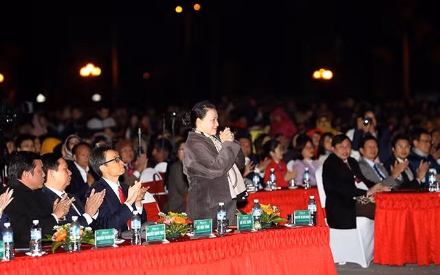 Chủ tịch QH Nguyễn Thị Kim Ngân và các đại biểu dự buổi lễ. Ảnh: TRỌNG ÐỨC (TTXVN)