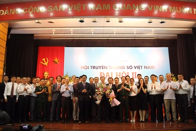 Ban Chấp hành Hội Truyền thông số Việt Nam nhiệm kỳ II (2017-2022) ra mắt Đại hội.