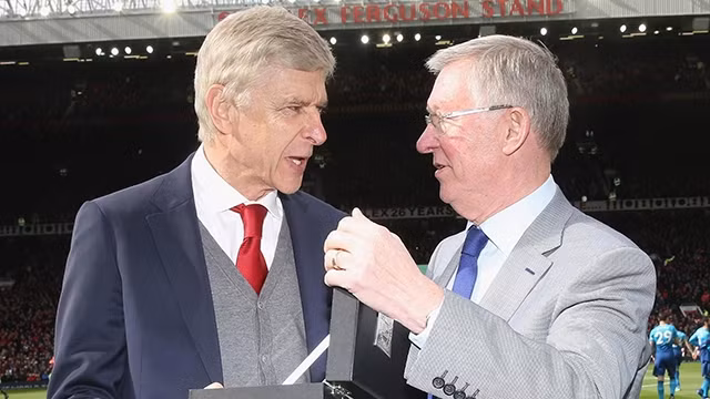 Mới chỉ một tuần trước, Sir Alex (phải) còn rất khỏe mạnh khi trao quà cho người bạn Arsene Wenger tại Old Trafford.