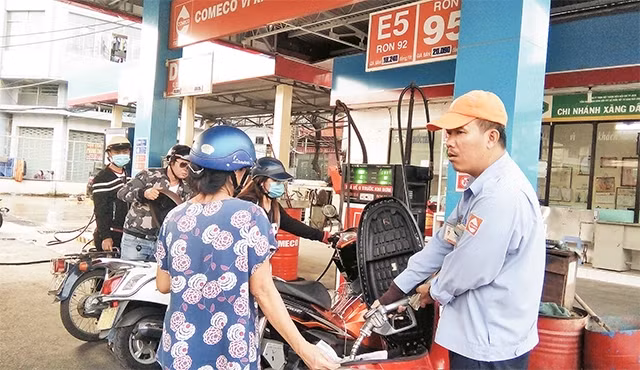 Người tiêu dùng mua xăng E5 tại Cửa hàng xăng dầu số 49, đường Trường Chinh, quận Tân Bình.