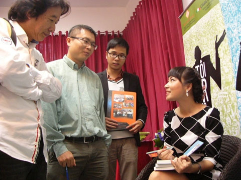 Nhà văn Di Li ký tặng sách cho bạn đọc.