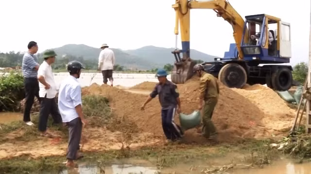 Nỗ lực hàn gắn đoạn đê vỡ ở xã Bắc Trạch, huyện Bố Trạch.