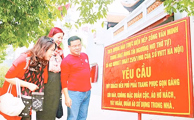 Quy định về thực hiện nếp sống văn minh nơi thờ tự tại phủ Tây Hồ. Ảnh: ANH TUẤN