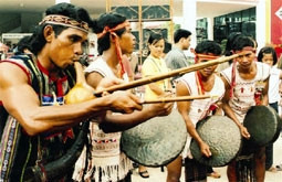Cồng chiêng luôn là linh hồn
của các lễ hội Tây Nguyên.