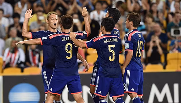 Các chân sút Nhật Bản vui mừng sau bàn thắng trên chấm 11 mét của Keisuke Honda. (ảnh: Asian Cup 2015)