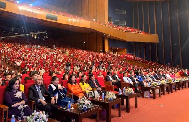 Đông đảo thế hệ thày trò Trường THPT chuyên Ngoại ngữ gặp mặt trong lễ kỷ niệm tối 9-11.