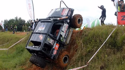 Vượt dốc thẳng đứng.