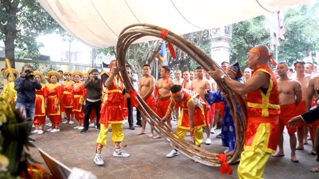 Trước khi kéo co phải tiến hành những nghi lễ trang trọng.