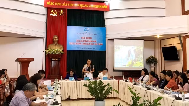 Đồng chí Nguyễn Thị Thu Hà, Ủy viên T.Ư Đảng, Chủ tịch Hội Liên hiệp Phụ nữ Việt Nam (đứng) chủ trì Hội thảo.