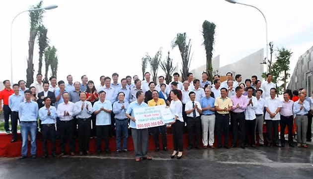 Bà Đỗ Thị Kim Liên trao tặng lãnh đạo tỉnh Hậu Giang kinh phí hỗ trợ dự án trồng cây xanh.