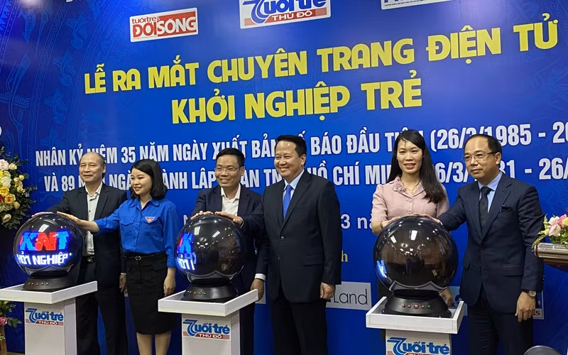 Các đại biểu bấm nút chính thức ra mắt chuyên trang điện tử Khởi nghiệp trẻ.