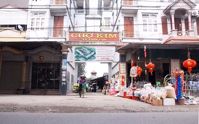 Các ki-ốt phía ngoài chợ Kim trở thành nhà cao tầng.