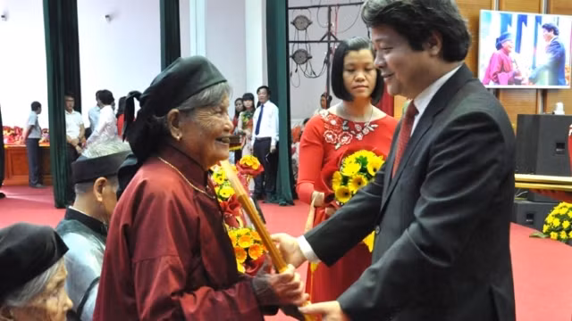 Lãnh đạo tỉnh Phú Thọ trao tặng danh hiệu nghệ nhân ưu tú cho các cá nhân.