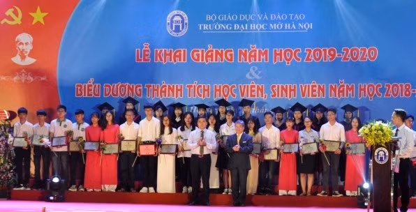  Trường đại học Mở Hà Nội tổ chức lễ khai giảng, biểu dương thành tích và trao học bổng cho học viên, sinh viên năm học 2018-2019.