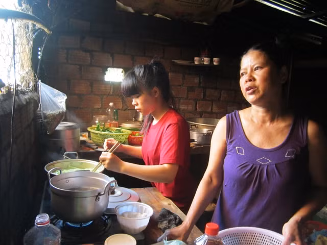 “Con đẻ, con nuôi gì, no đói gì cũng chịu cùng nhau!”.