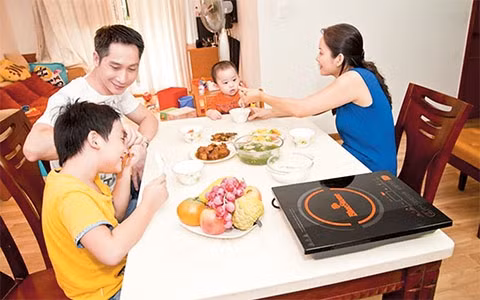 Bữa cơm gia đình là nơi quây quần, sum họp của mỗi thành viên sau một ngày làm việc. Ảnh: HOÀNG ANH