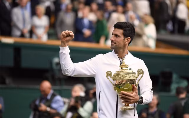Thắng kịch tính Federer, Nole bảo vệ thành công ngôi vương để lần thứ năm đăng quang tại Wimbledon.