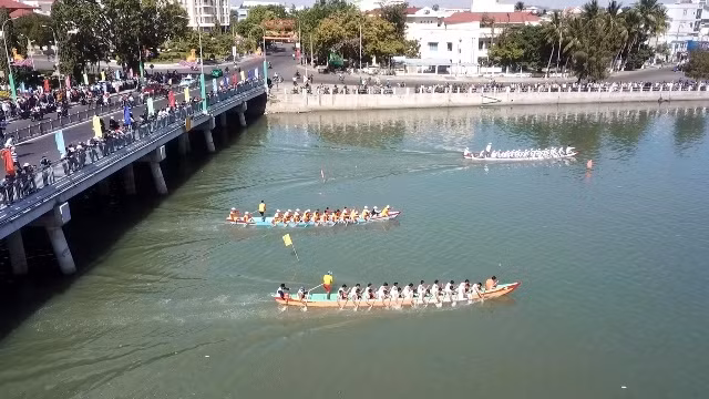 Lễ hội đua thuyền trên sông Cà Ty.