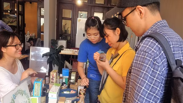 Khách hàng đang tìm hiểu những sản phẩm thân thiện với môi trường.