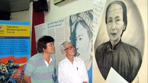Ông Vũ Năng Luyện và người thân bên chân dung mẹ mình - Bà mẹ Việt Nam Anh hùng Phan Thị Diễn.