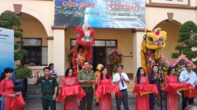 Cắt băng khai mạc triển lãm sáng 7-5.