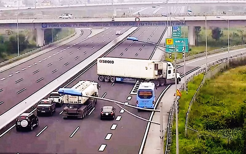 Một xe công-ten-nơ quay đầu xe, đi ngược chiều trên đường cao tốc Hà Nội - Hải Phòng vào tháng 11-2018. (Ảnh trích xuất từ ca-mê-ra giao thông)