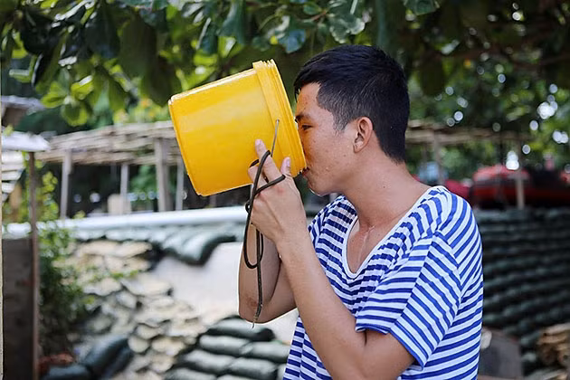 Chiến sĩ uống trực tiếp nước ngọt do thiết bị NT-30 lọc từ nước biển.