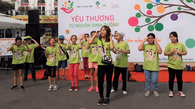Học sinh trường Tiểu học Ngọc Lâm, Hà Nội, nhảy Bống bống bang bang tại Ngày hội.